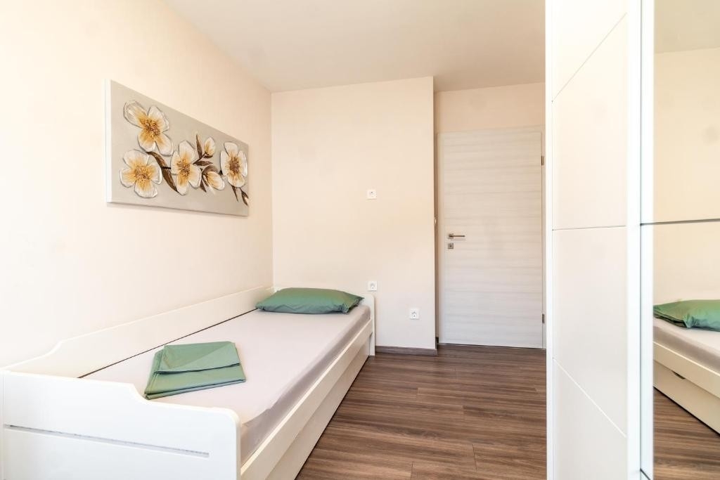 Two bedroom apartment with terrace and sea view Kaštel Stari, Kaštela  A-a