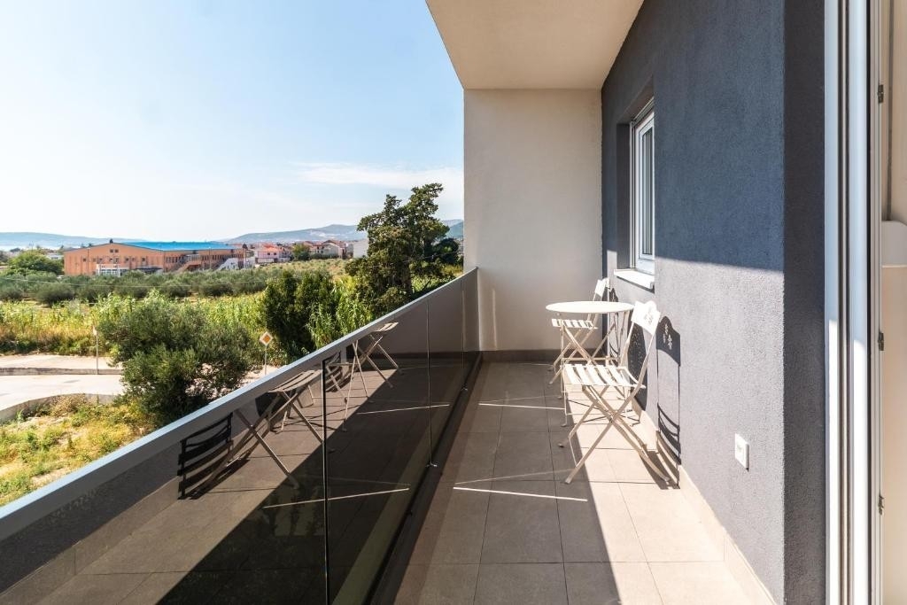 Two bedroom apartment with balcony and sea view Kaštel Stari, Kaštela  A-b