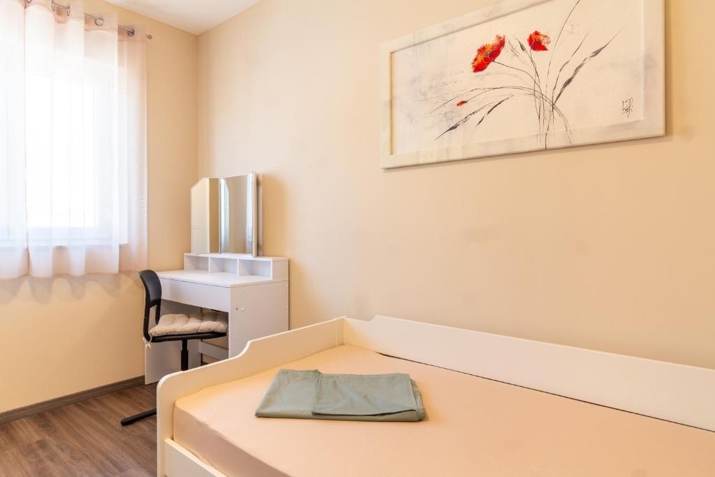 Two bedroom apartment with balcony and sea view Kaštel Stari, Kaštela  A-b