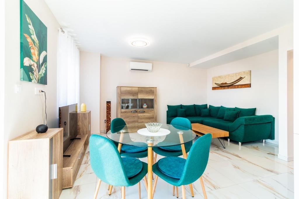 Two bedroom apartment with balcony and sea view Kaštel Stari, Kaštela (A-23348-b)
