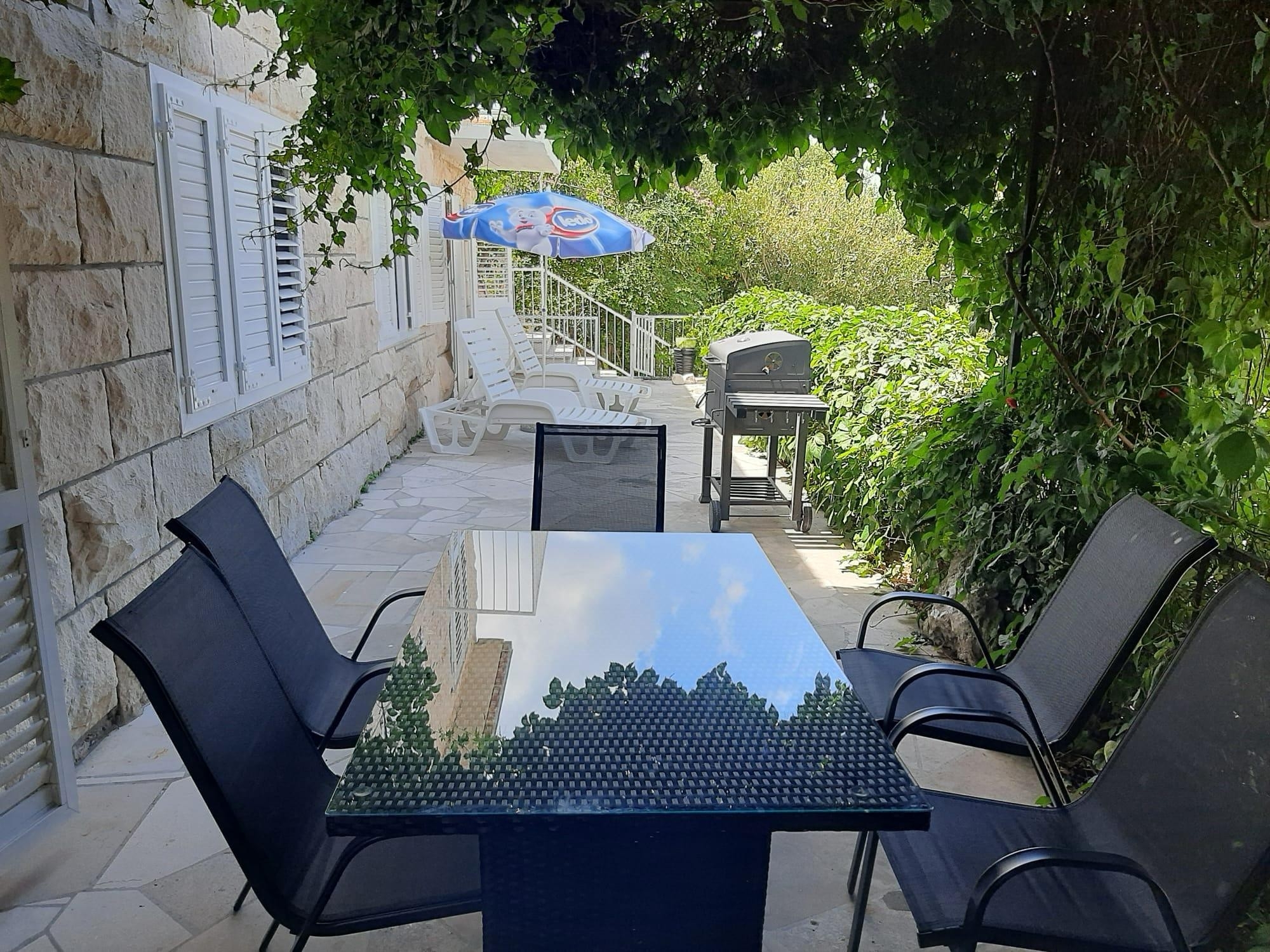 Four bedroom apartment with terrace and sea view Supetar, Brač  A-a