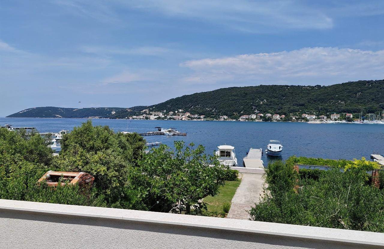 One bedroom apartment near beach Supetarska Draga - Donja, Rab  A-b