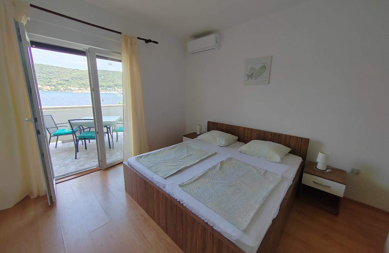 One bedroom apartment near beach Supetarska Draga - Donja, Rab (A-23377-c)