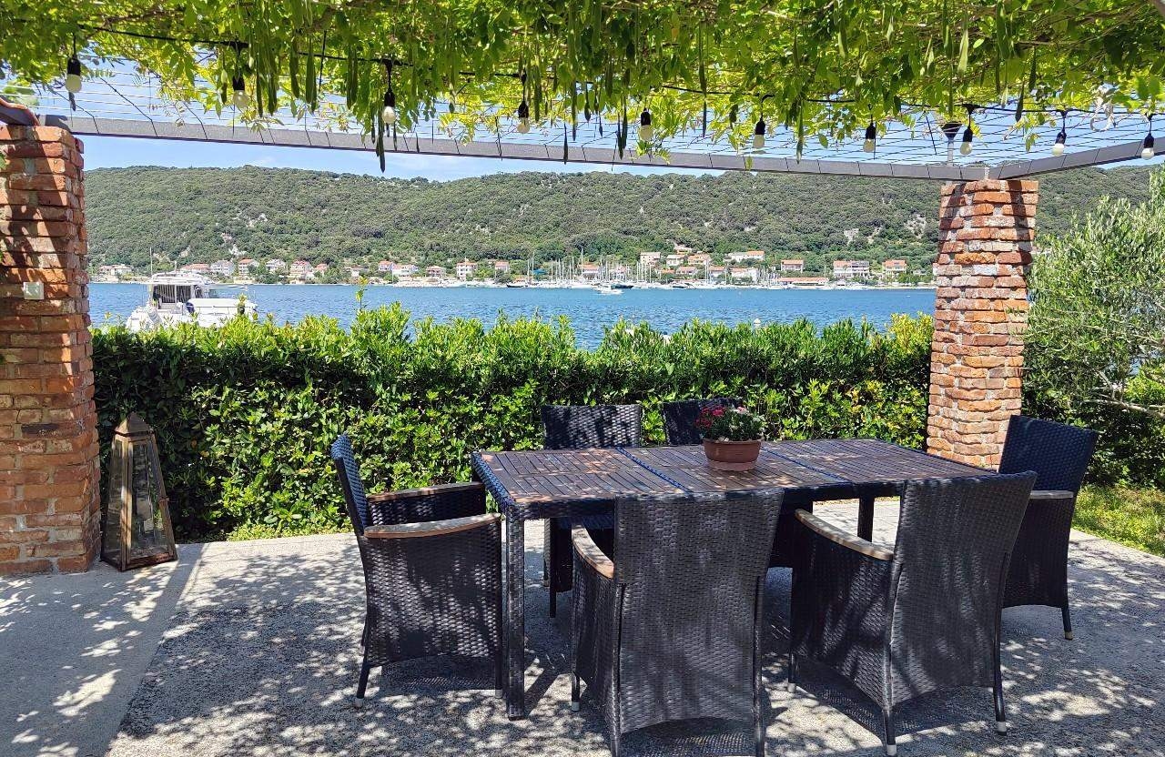 One bedroom apartment near beach Supetarska Draga - Donja, Rab (A-23377-a)