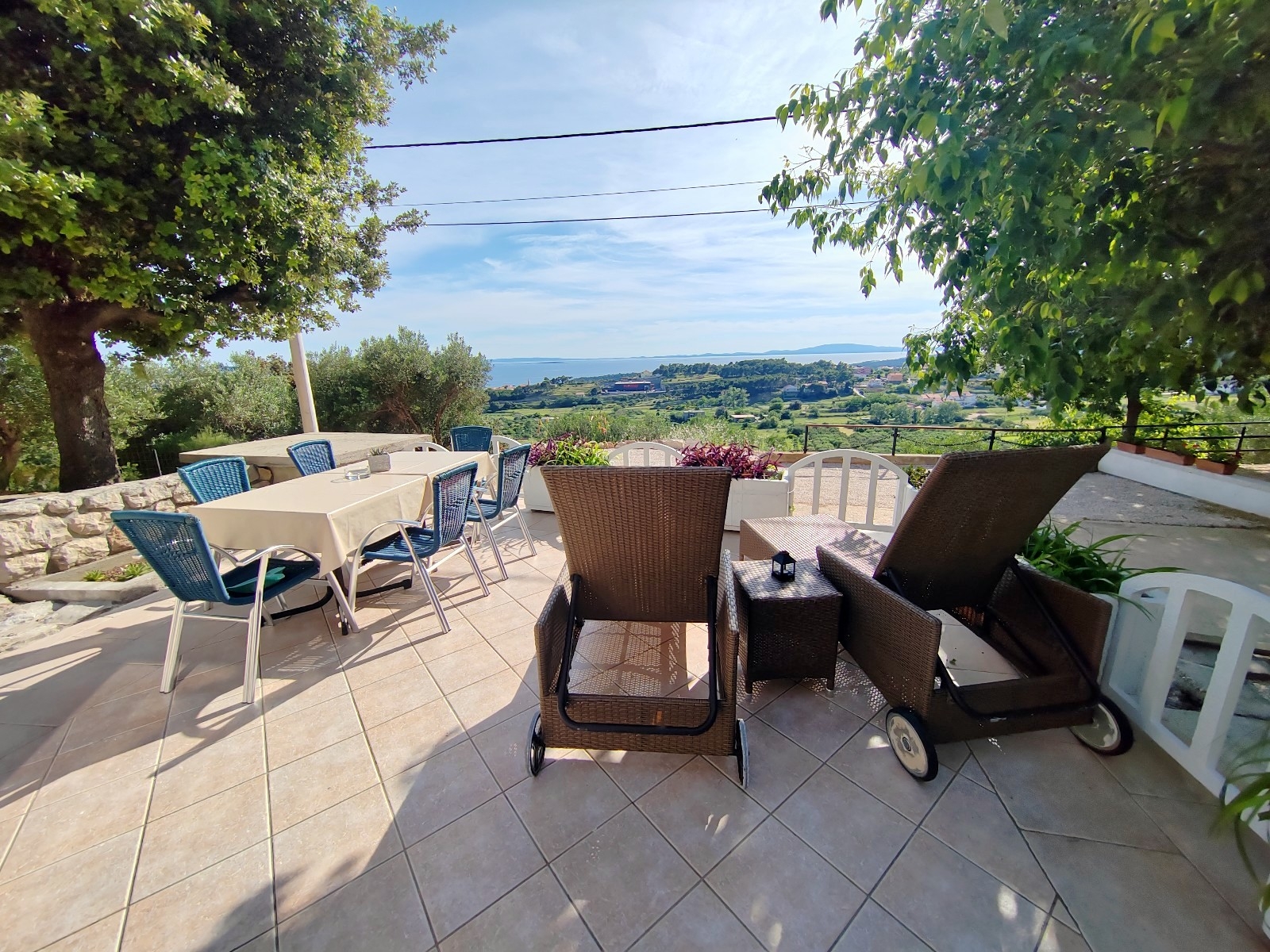 Two bedroom house with terrace and sea view Mundanije, Rab  K