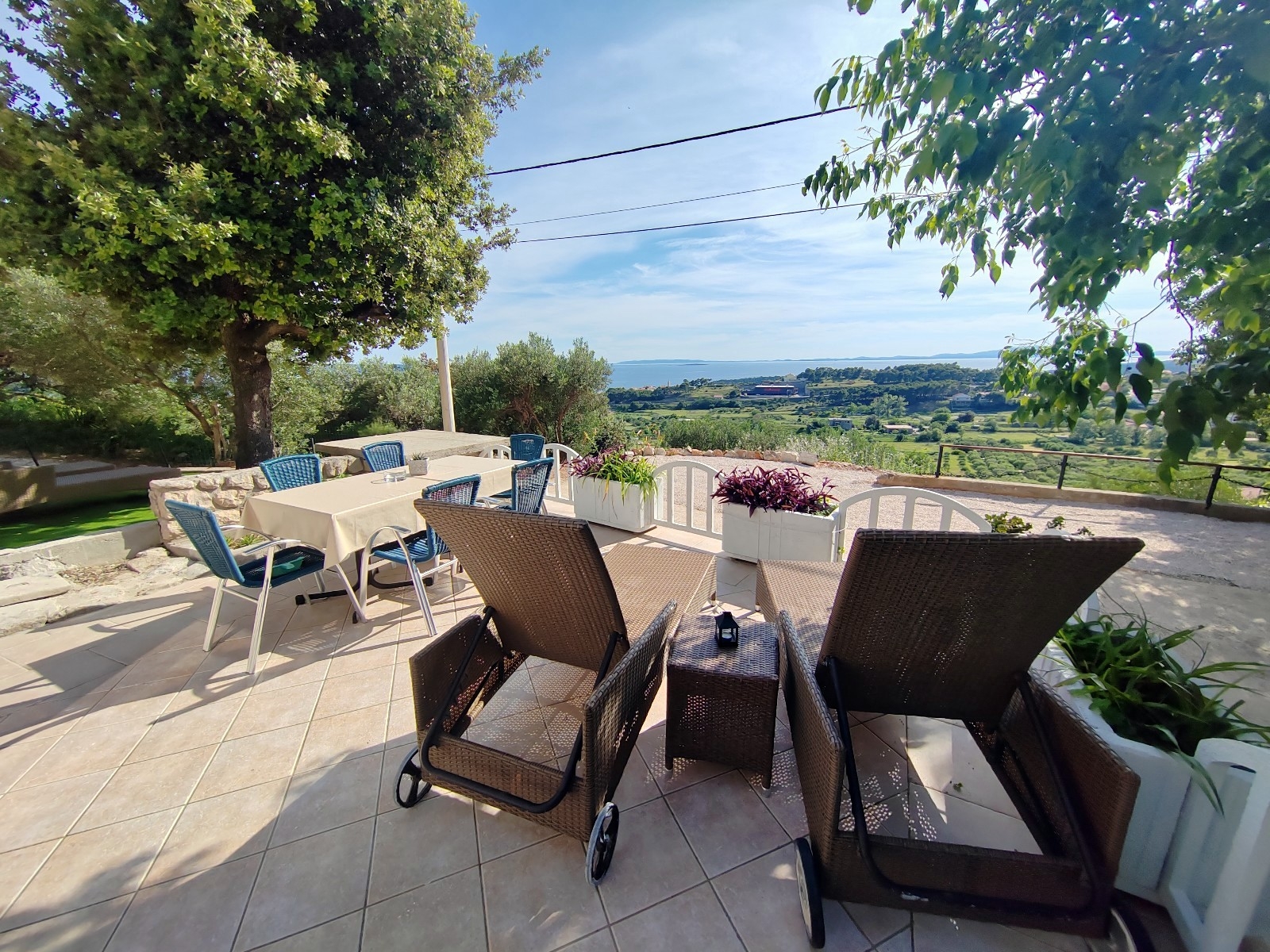 Two bedroom house with terrace and sea view Mundanije, Rab  K