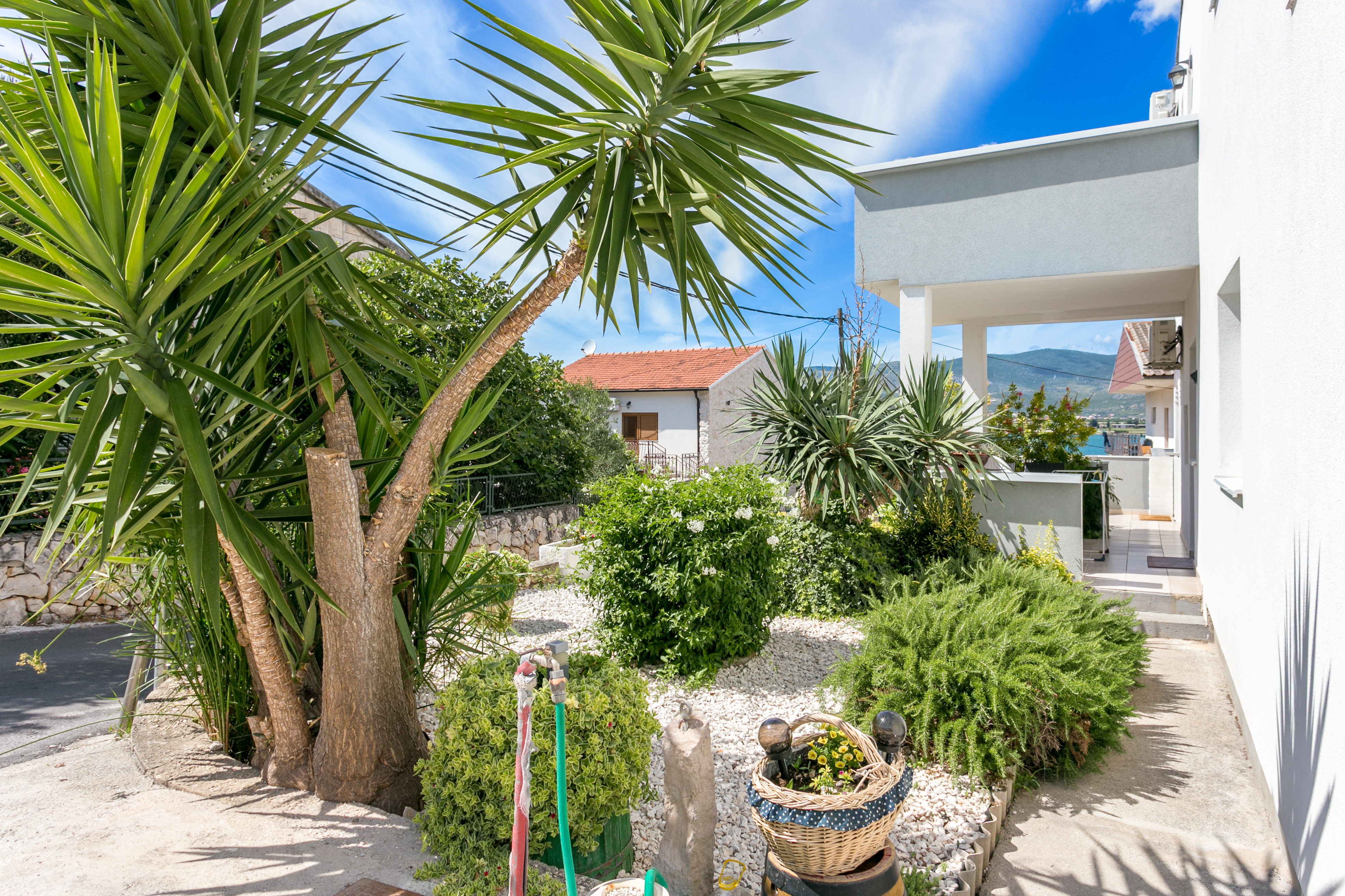 One bedroom apartment with terrace and sea view Mastrinka, Čiovo (A-23399-b)