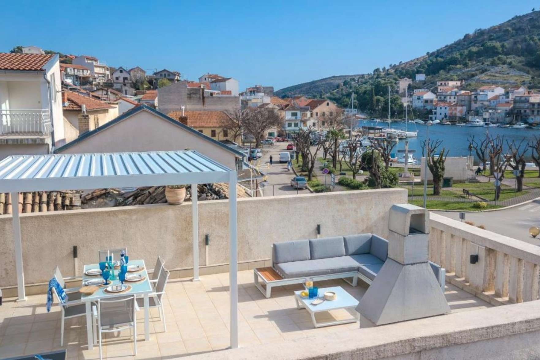 Four bedroom house with terrace and sea view Zaton, Krka  K