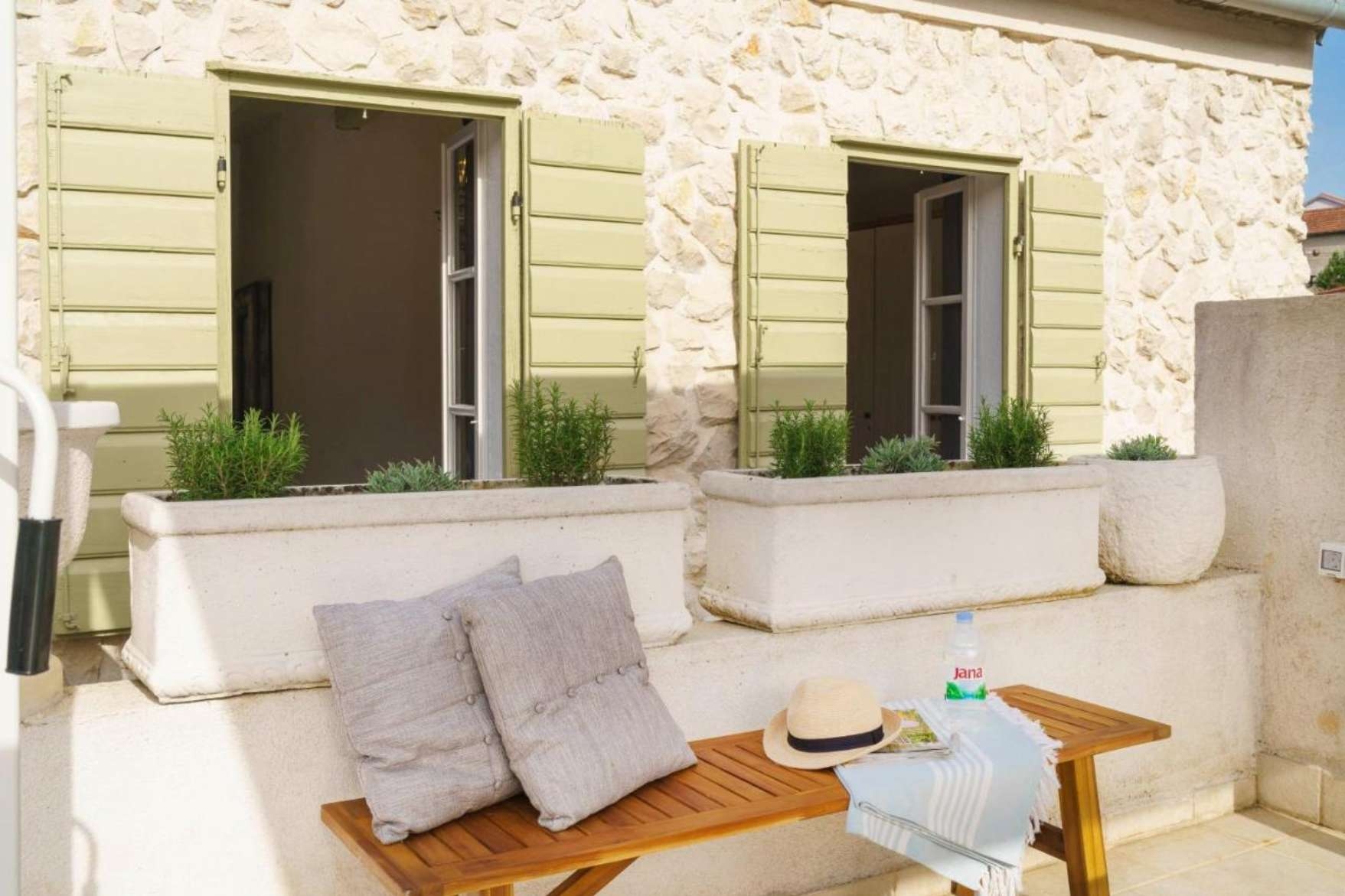Four bedroom house with terrace and sea view Zaton, Krka  K