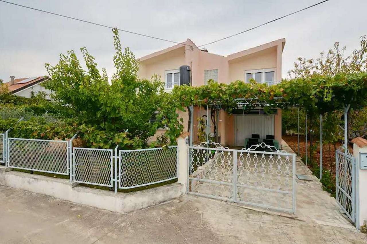 Three bedroom house with balcony and sea view Kaštel Štafilić, Kaštela (K-23408)