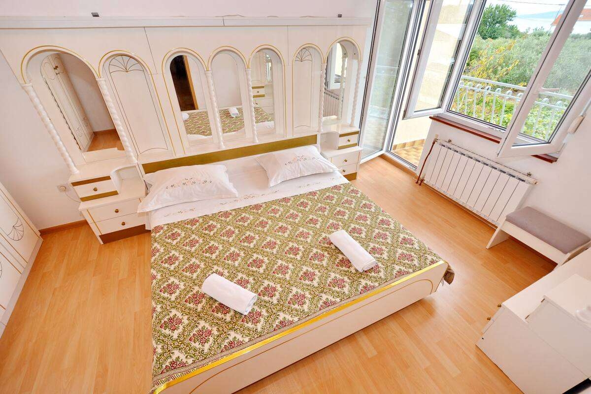 Three bedroom house with balcony and sea view Kaštel Štafilić, Kaštela  K