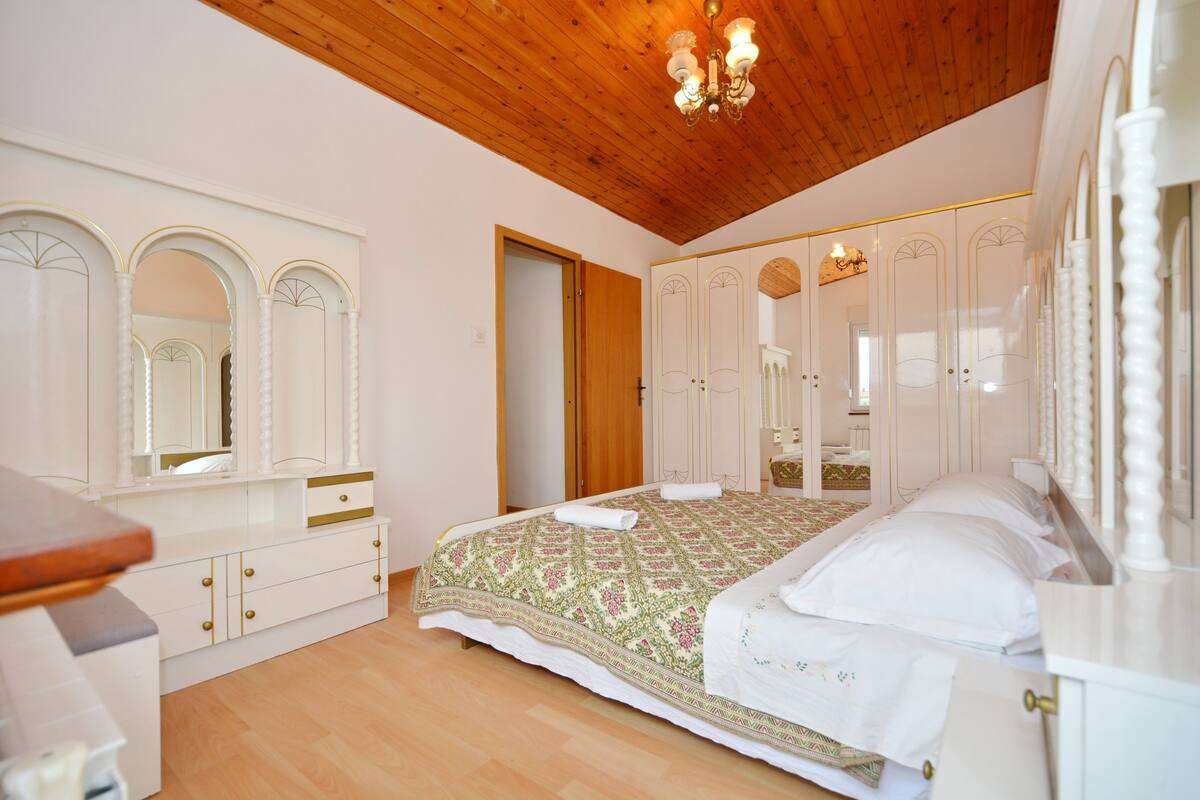 Three bedroom house with balcony and sea view Kaštel Štafilić, Kaštela  K