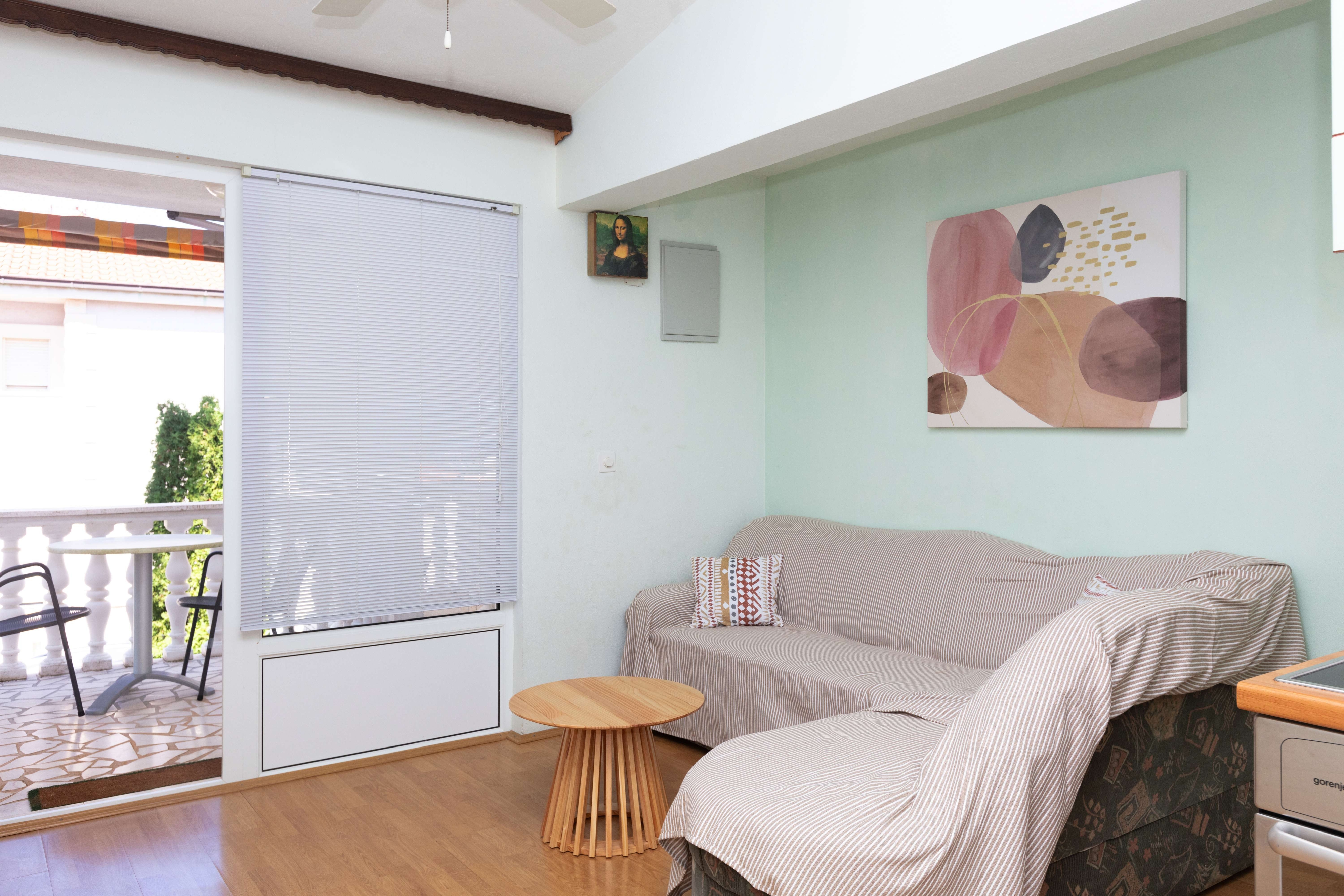 One bedroom apartment near beach Rogoznica (A-23414-b)