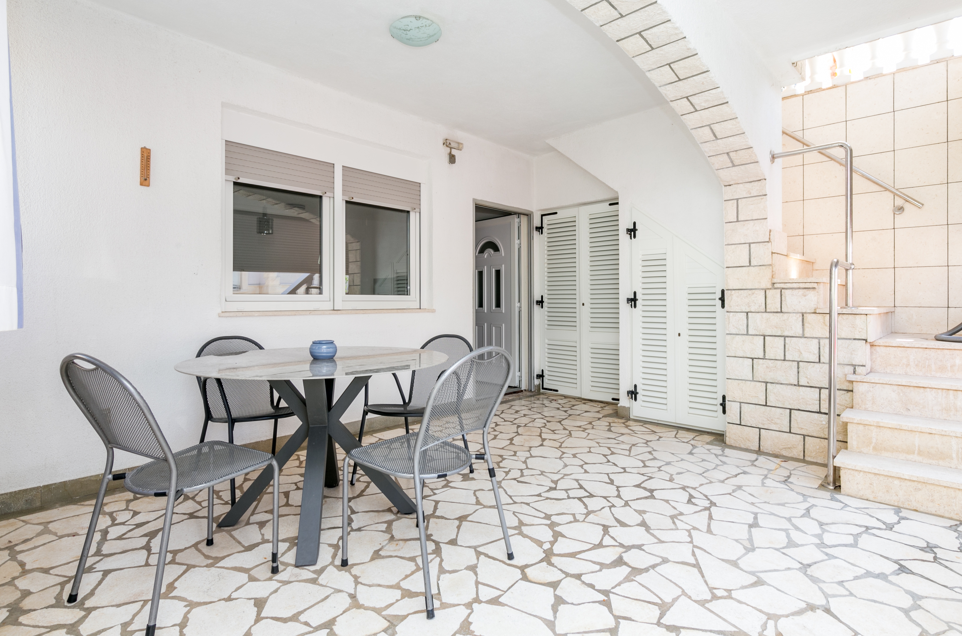 One bedroom apartment near beach Rogoznica  A-c