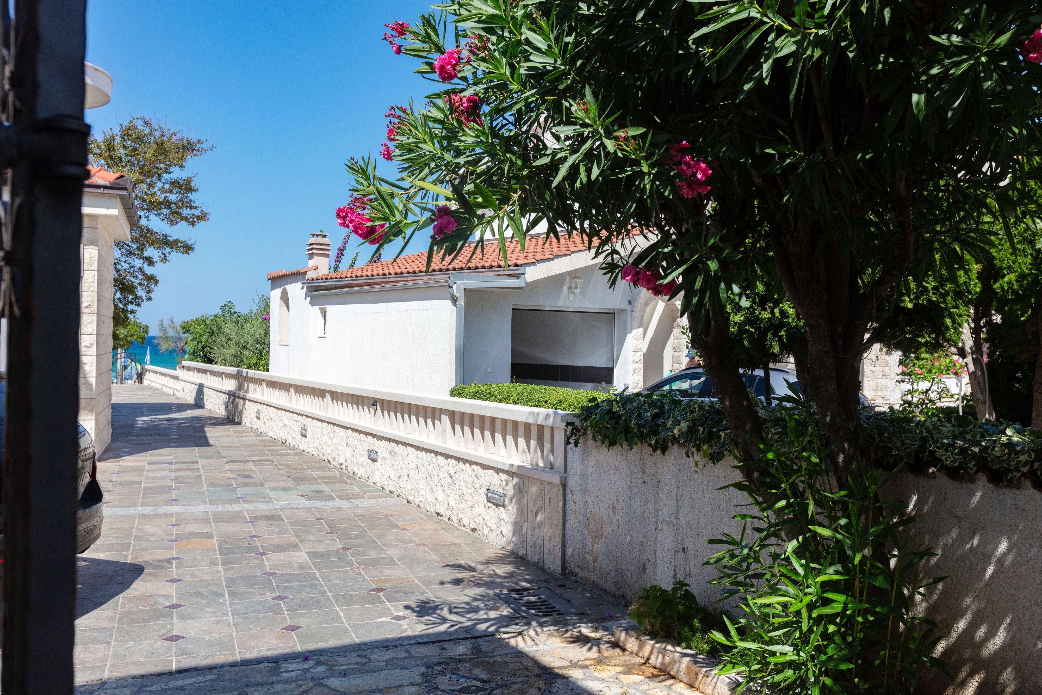 One bedroom apartment near beach Rogoznica  A-c