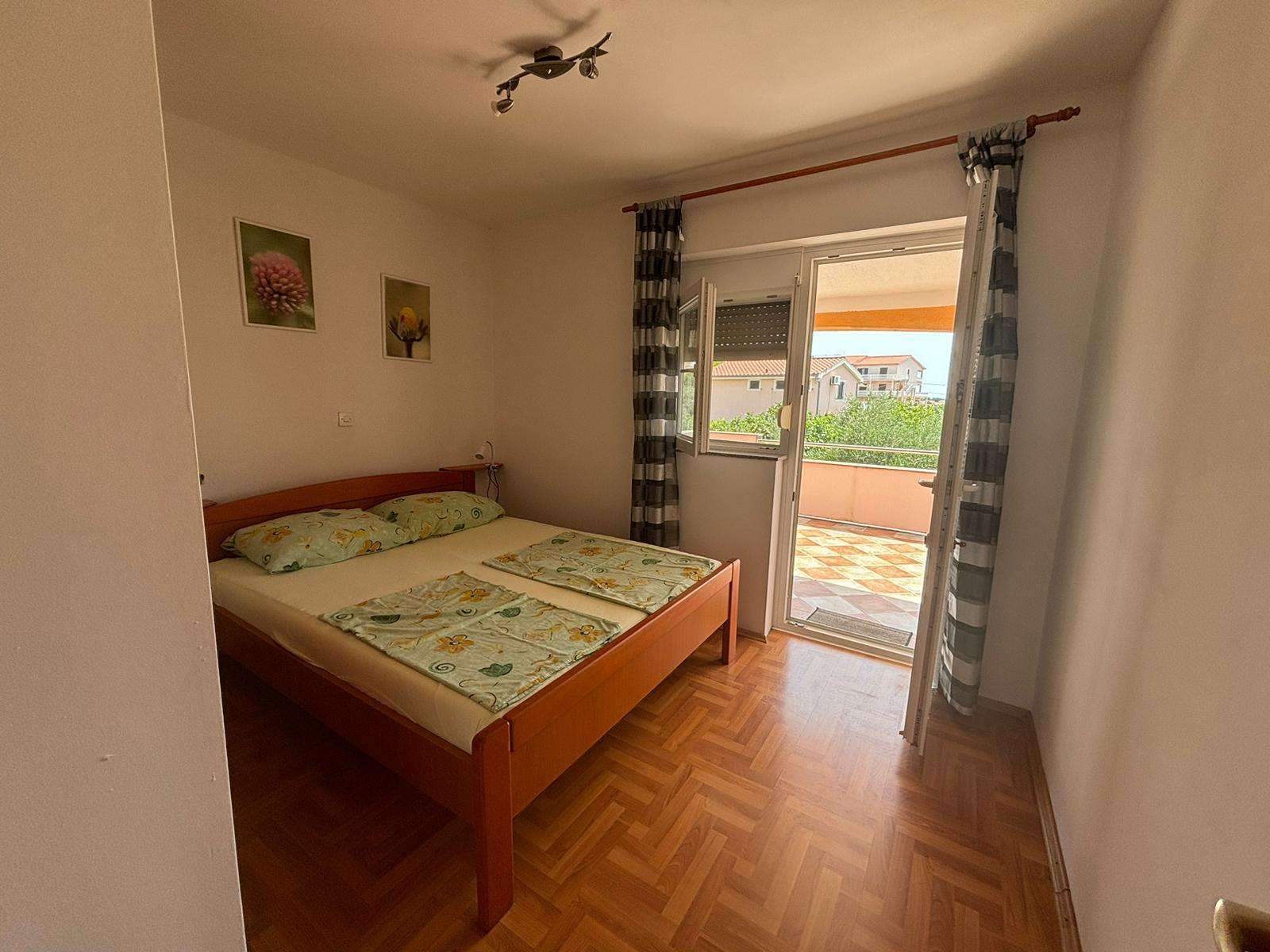 Two bedroom apartment with terrace and sea view Vrsi - Mulo, Zadar (A-23428-b)