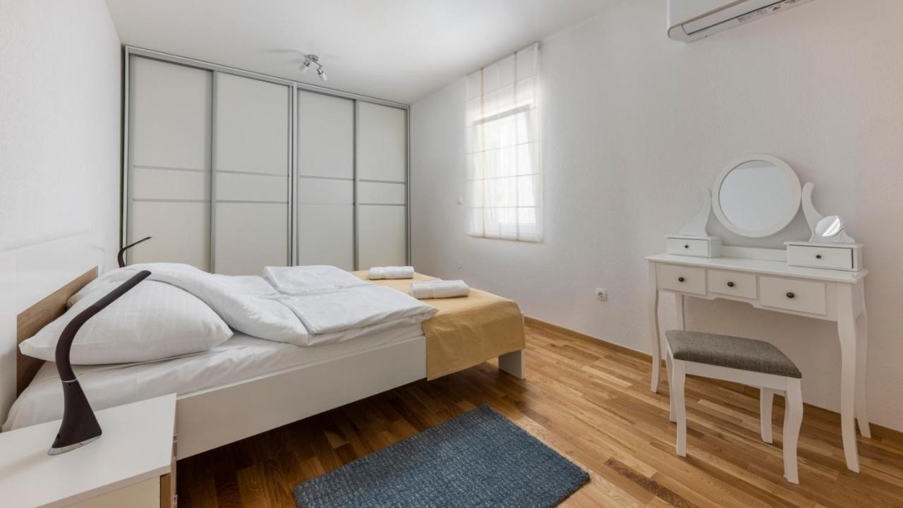 Two bedroom apartment with terrace Sveti Jakov, Lošinj  A-a