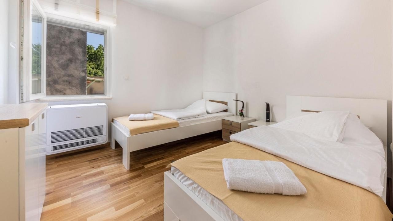 Two bedroom apartment with terrace Sveti Jakov, Lošinj  A-a