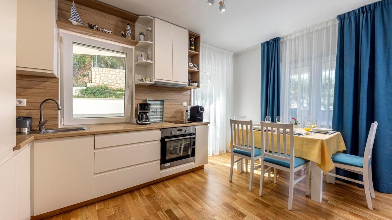Two bedroom apartment with terrace Sveti Jakov, Lošinj  A-a