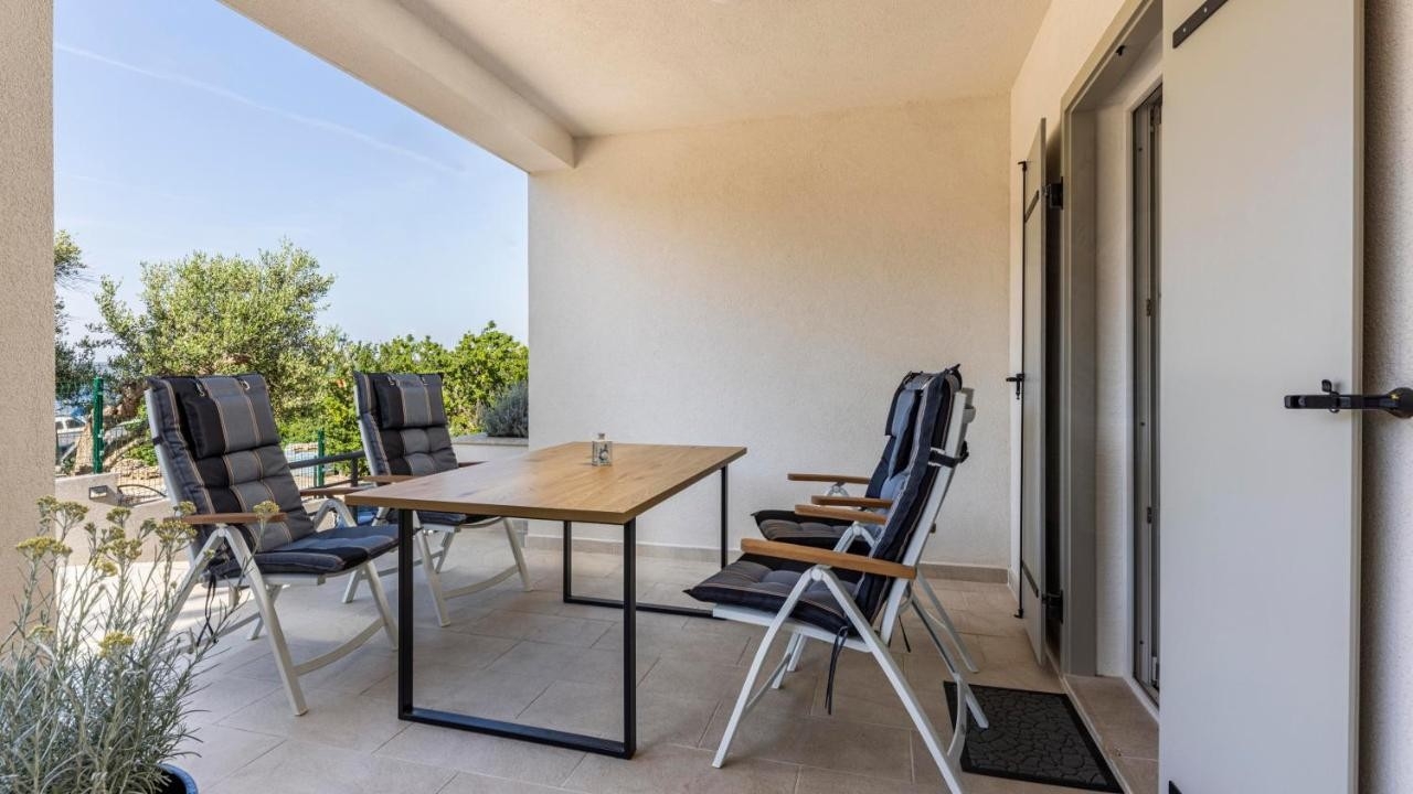 Two bedroom apartment with terrace Sveti Jakov, Lošinj  A-a