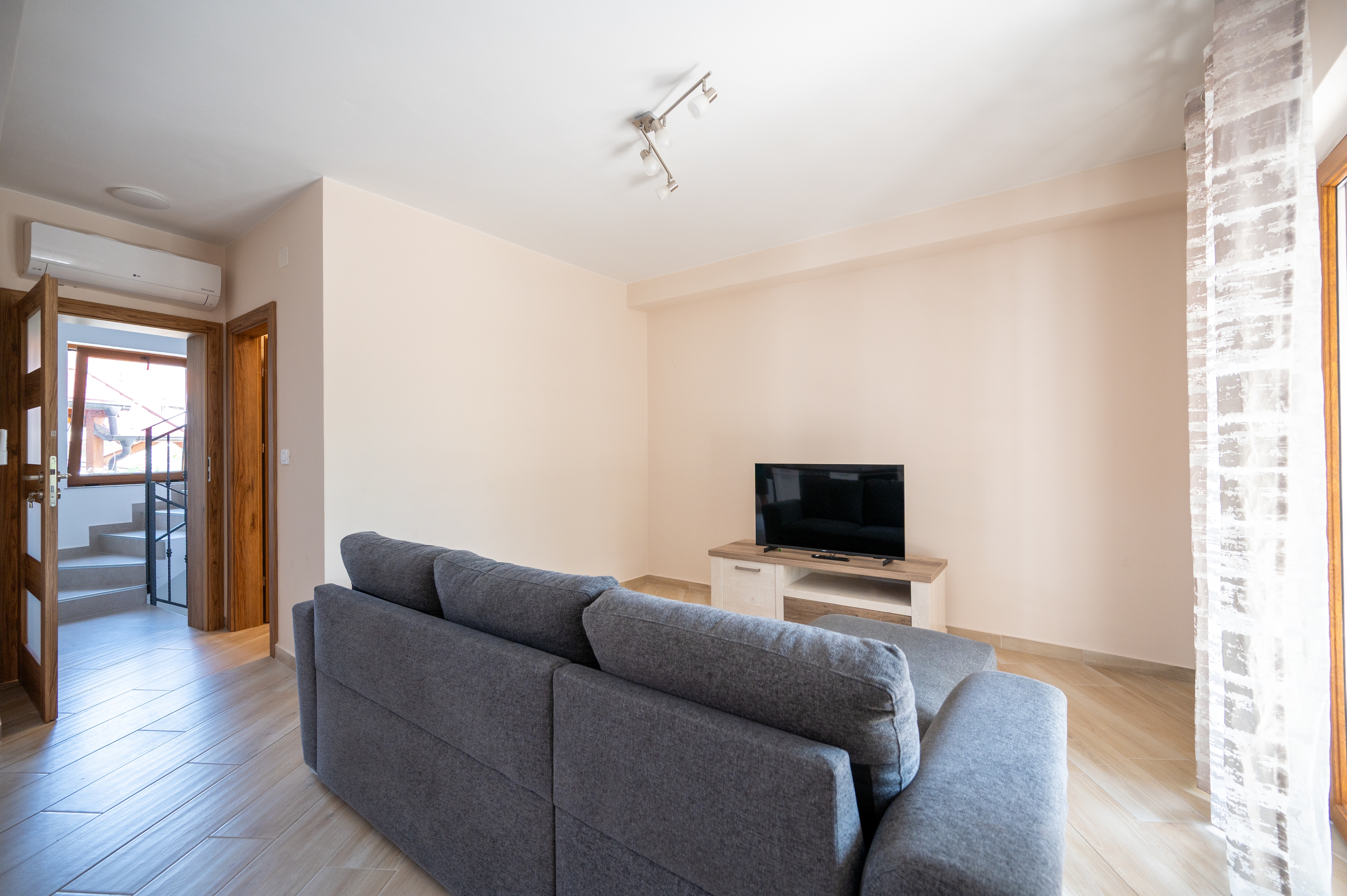 Four-bedroom house with terrace and sea view Pakoštane, Biograd (K-23466)