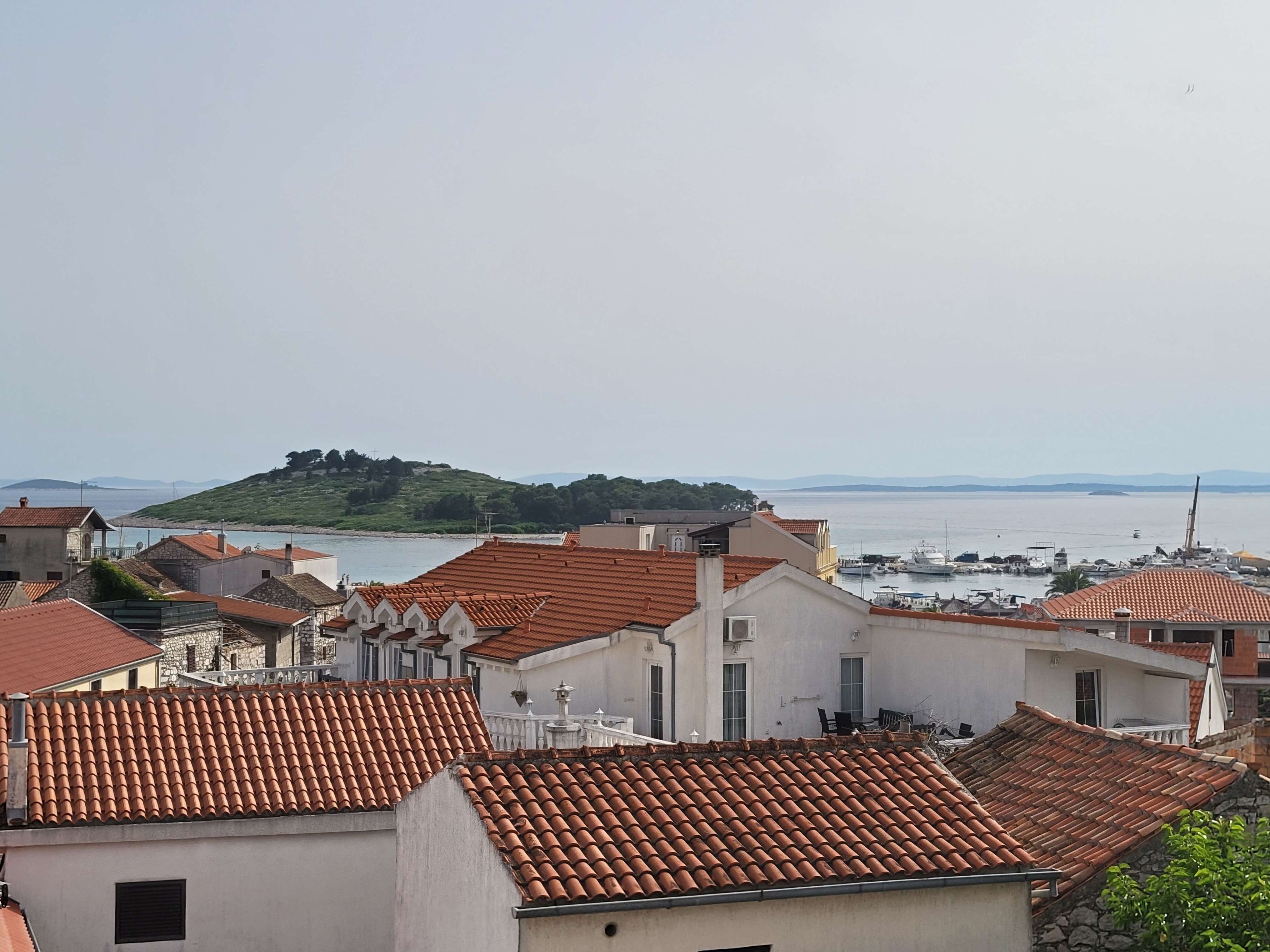 Četverosobna kuća s terasom i pogledom na more Pakoštane, Biograd  K