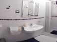 Ванная комната 2 Novi Vinodolski, Ванная комната 2 в размещении типа apartment, Домашние животные допускаются и WiFi.