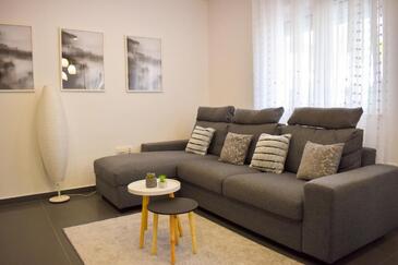 Novi Vinodolski, Living room in the apartment, air condition available and WiFi.