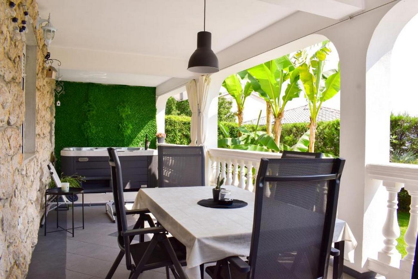 One bedroom apartment with terrace Novi Vinodolski  A-b