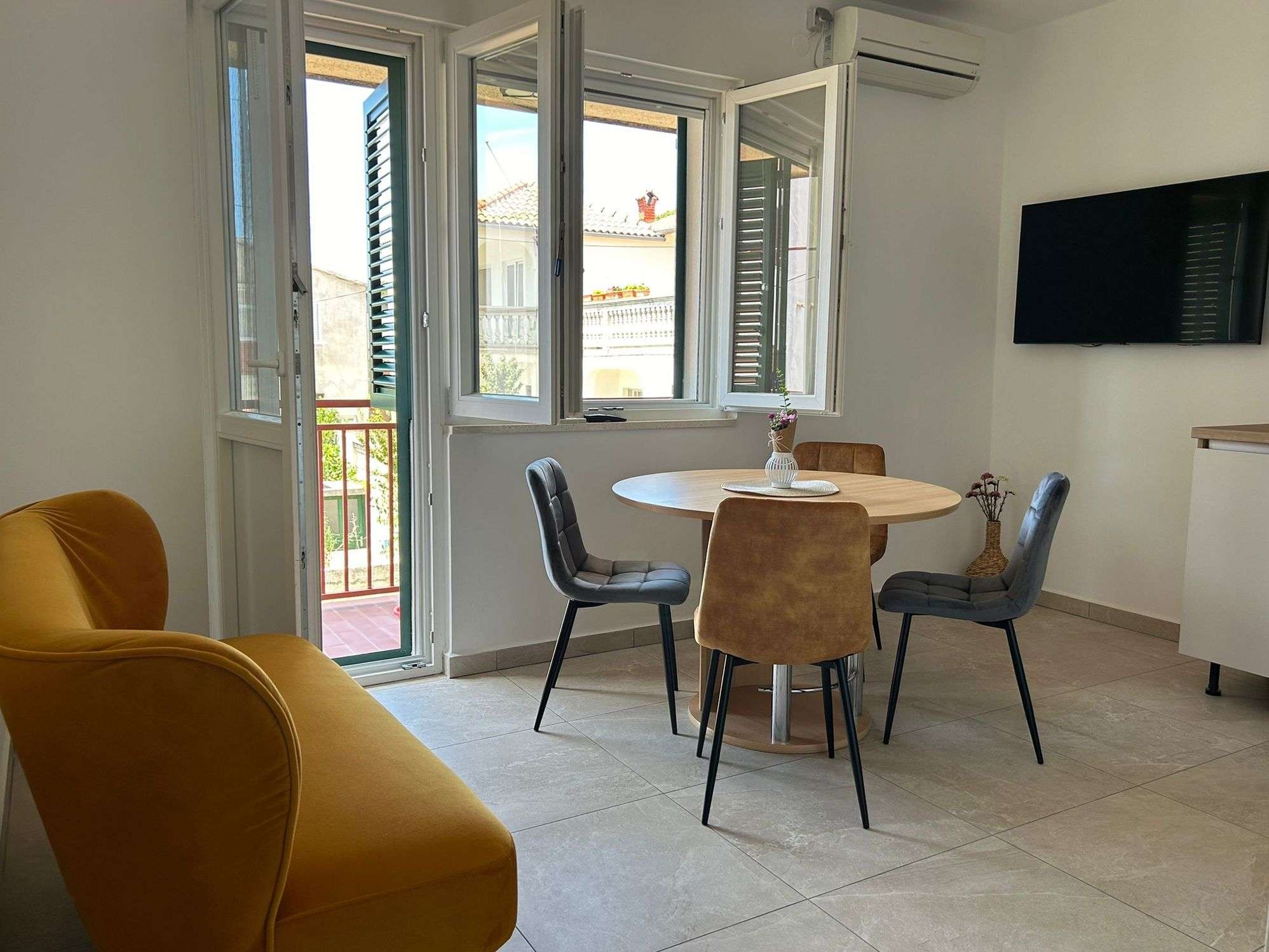 Two bedroom apartment with balcony Jezera, Murter  A-a