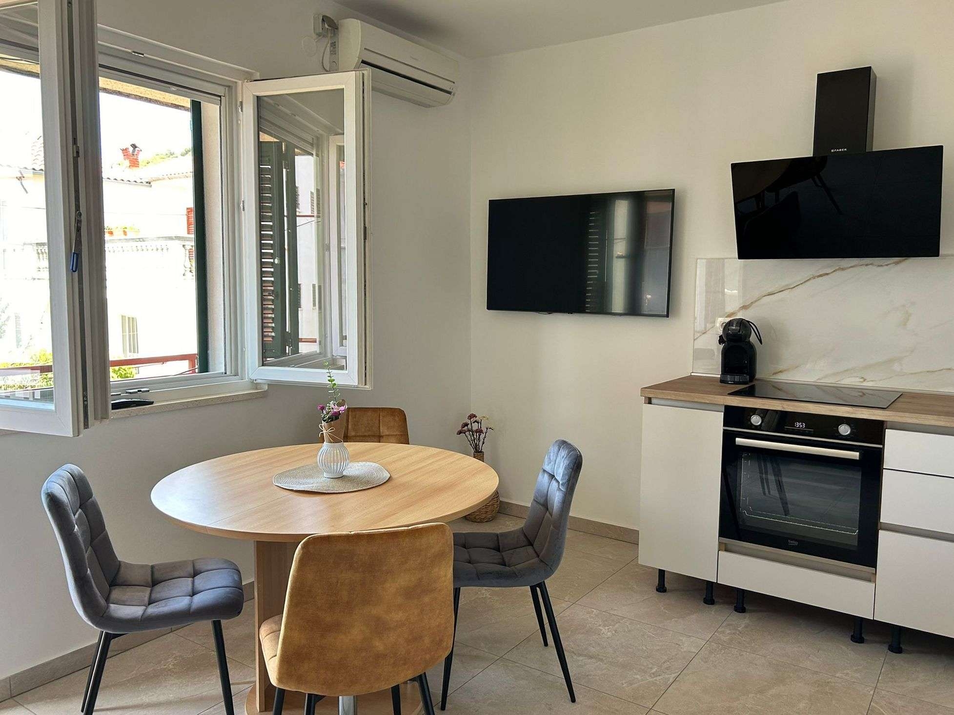 Two bedroom apartment with balcony Jezera, Murter  A-a