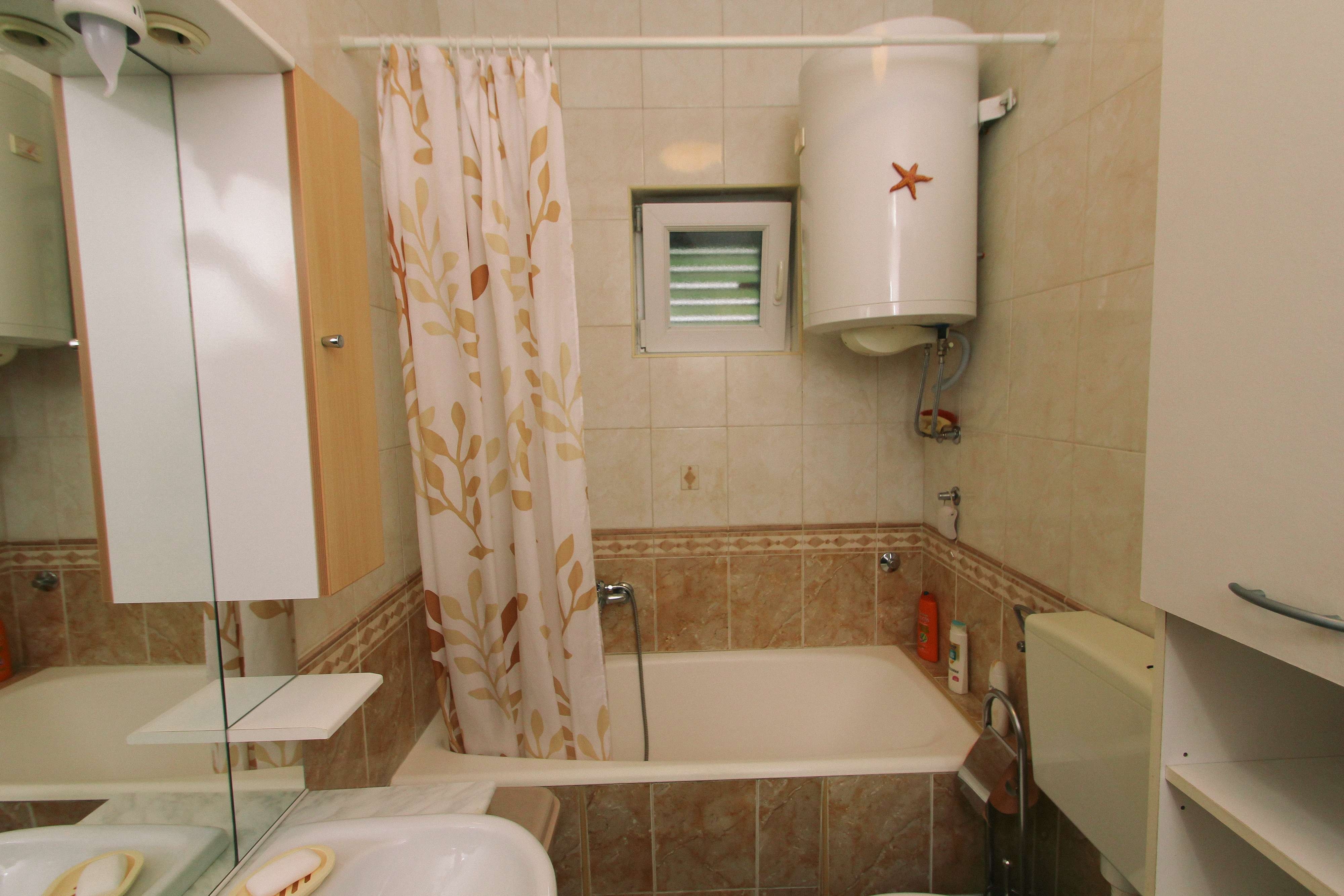 Two bedroom apartment with terrace and sea view Kaštel Sućurac, Kaštela  A-a