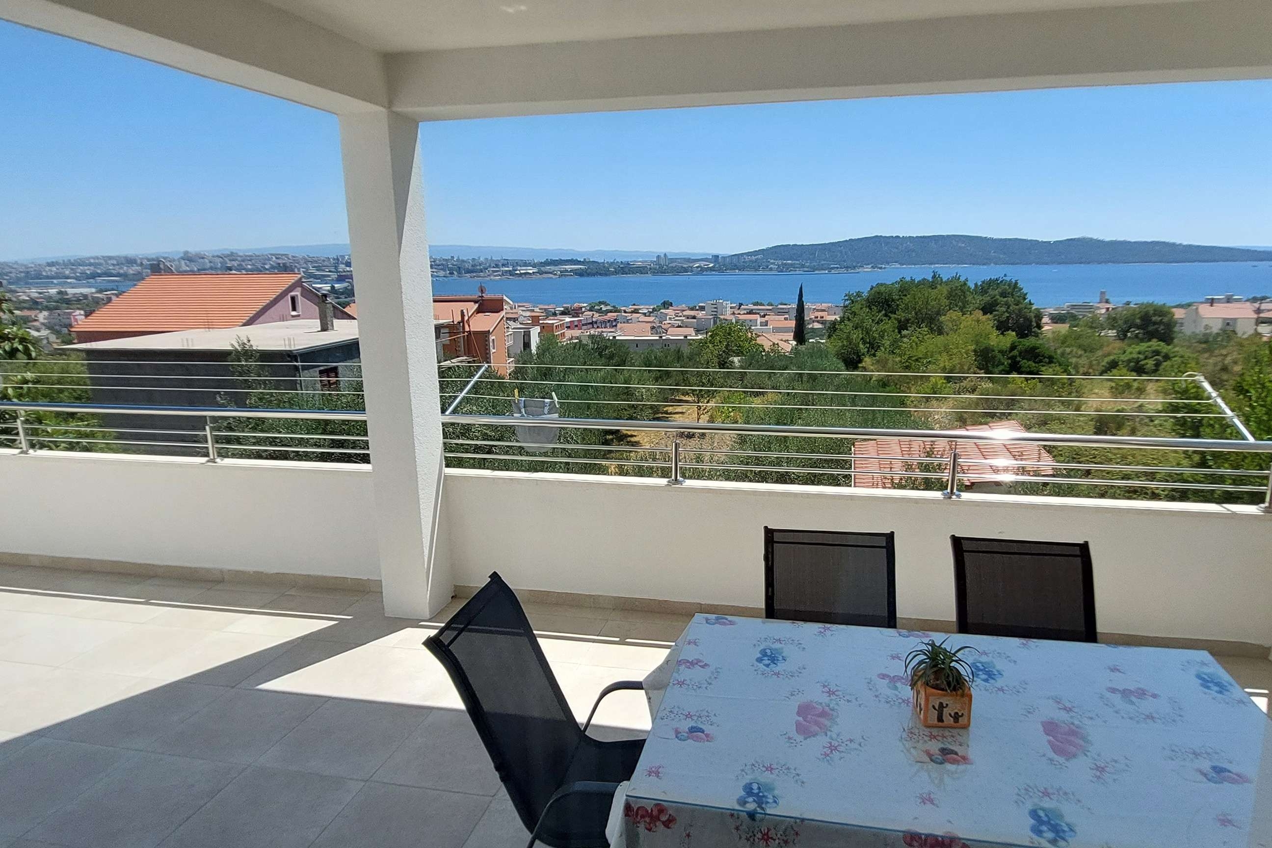 Dvosobni apartman s terasom i pogledom na more Kaštel Sućurac, Kaštela  A-a
