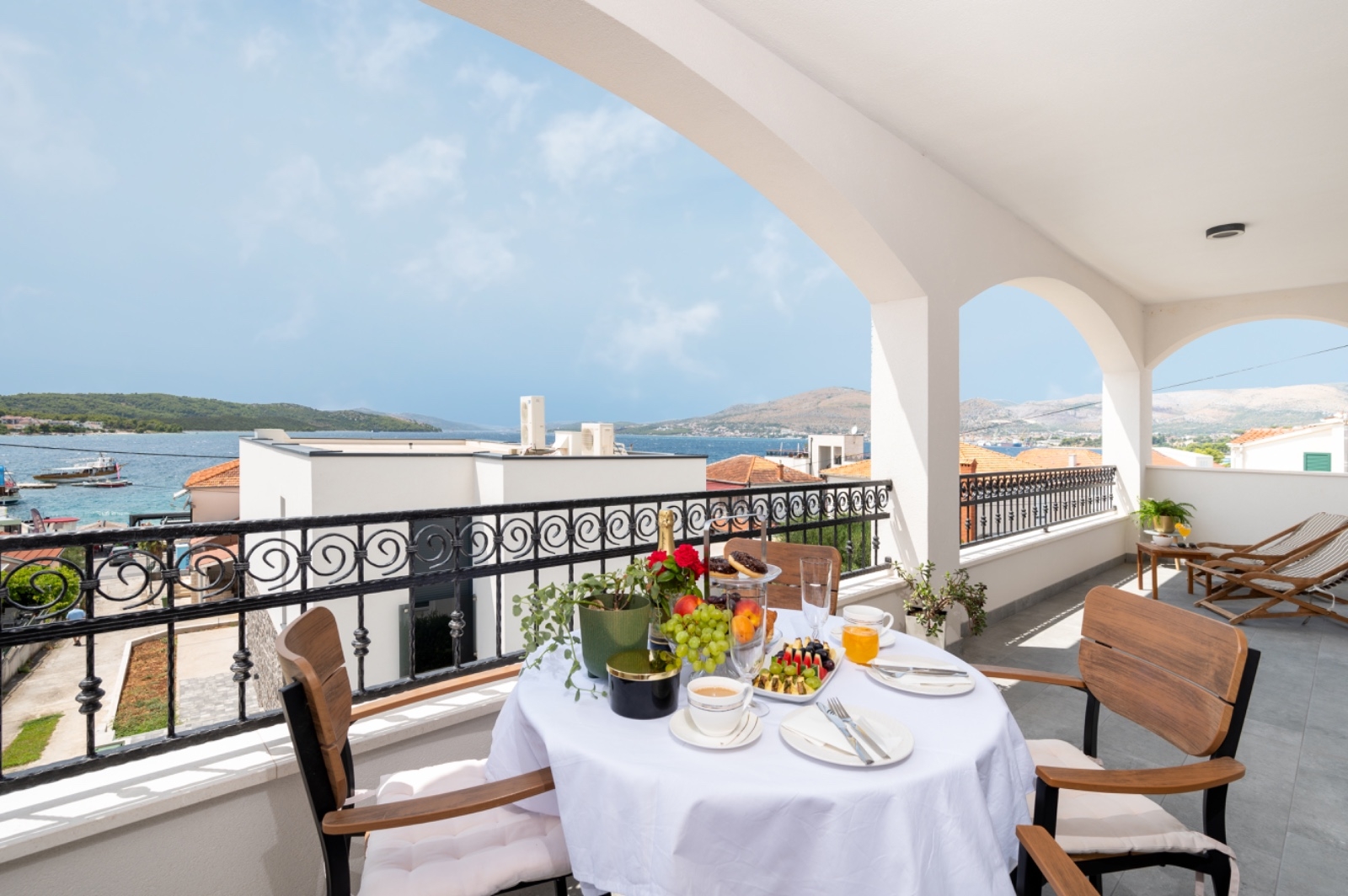 Two bedroom apartment with terrace and sea view Okrug Gornji, Čiovo  A-a