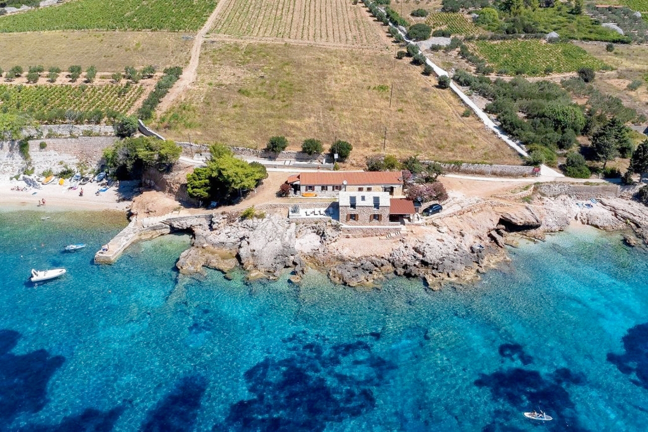 Dvosobna kuća uz plažu Zavala, Hvar  K
