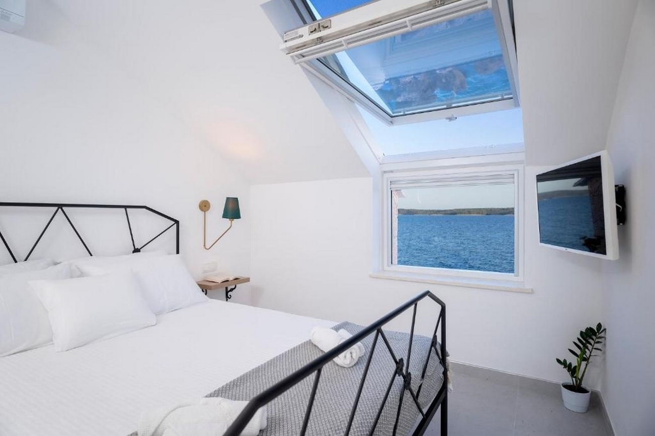 Two bedroom house near beach Zavala, Hvar  K