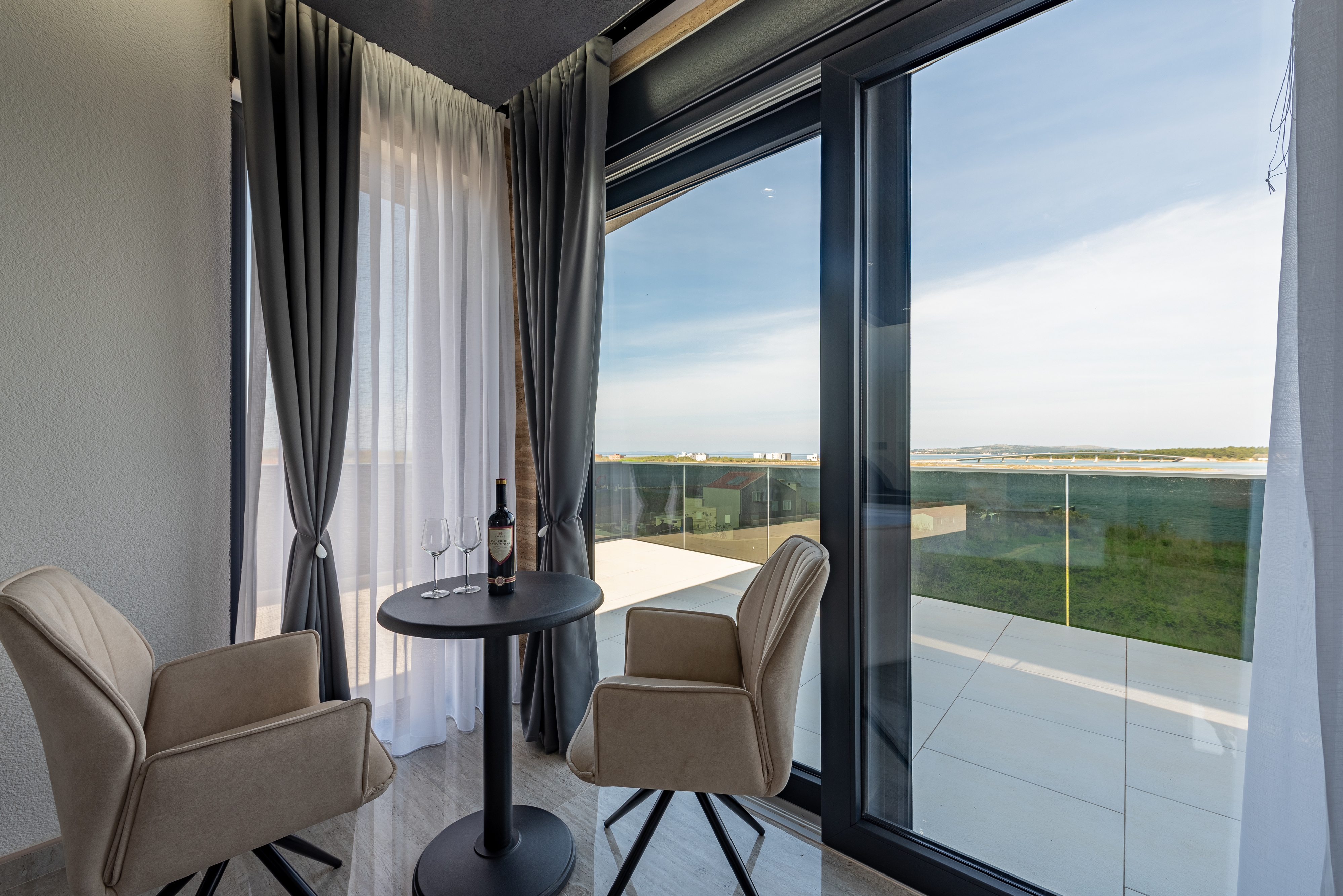 Comfortable and spacious house with terrace and sea view Privlaka, Zadar  K