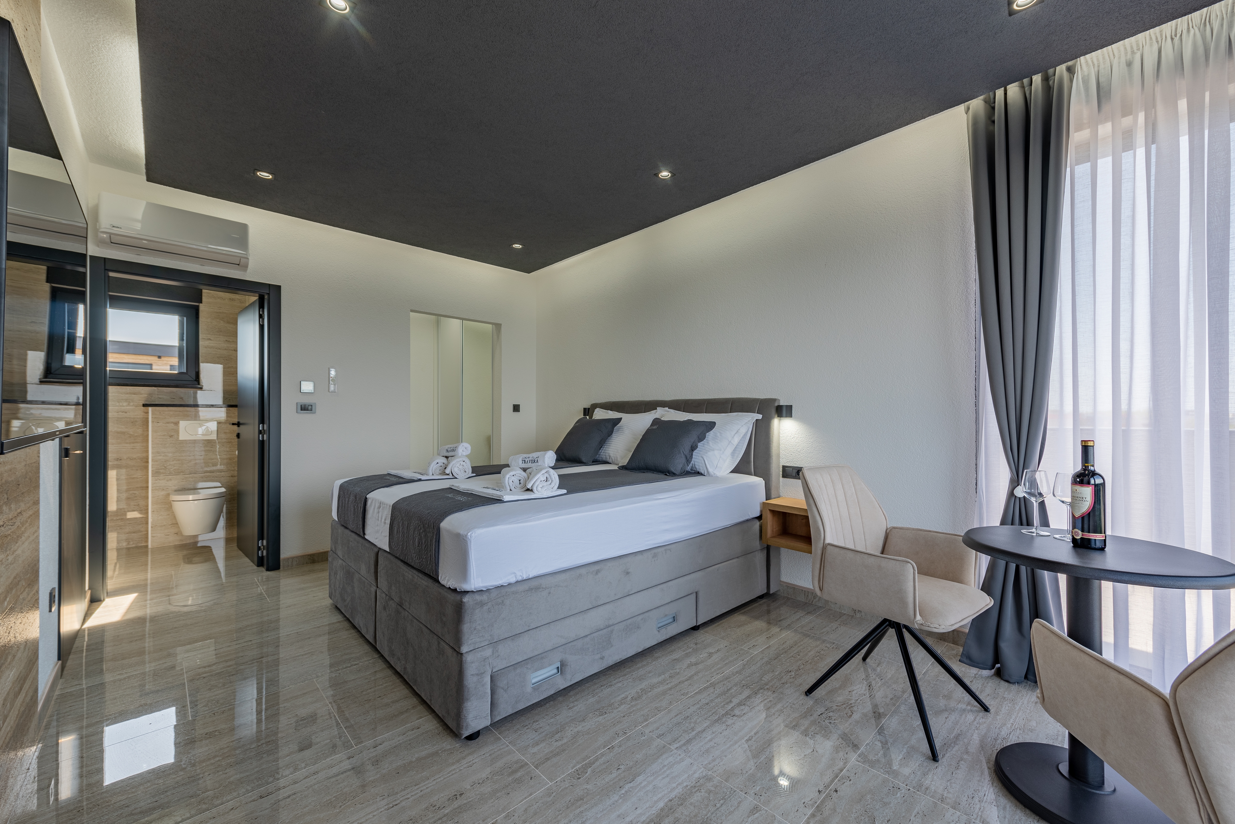 Comfortable and spacious house with terrace and sea view Privlaka, Zadar  K