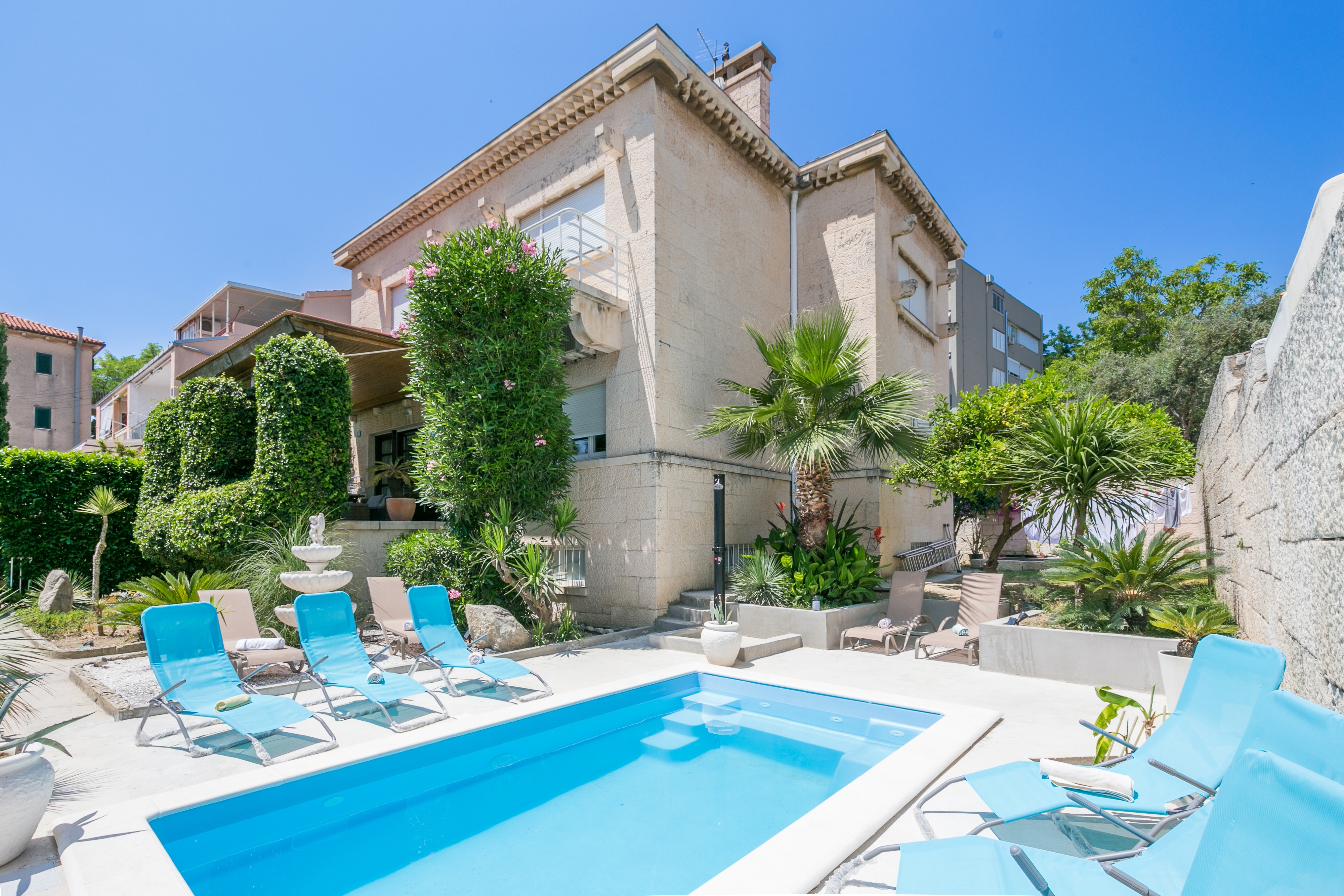 Comfortable and spacious house with terrace and sea view Split (K-23559) Comfortable and spacious house with terrace and sea view Split (K-23559)