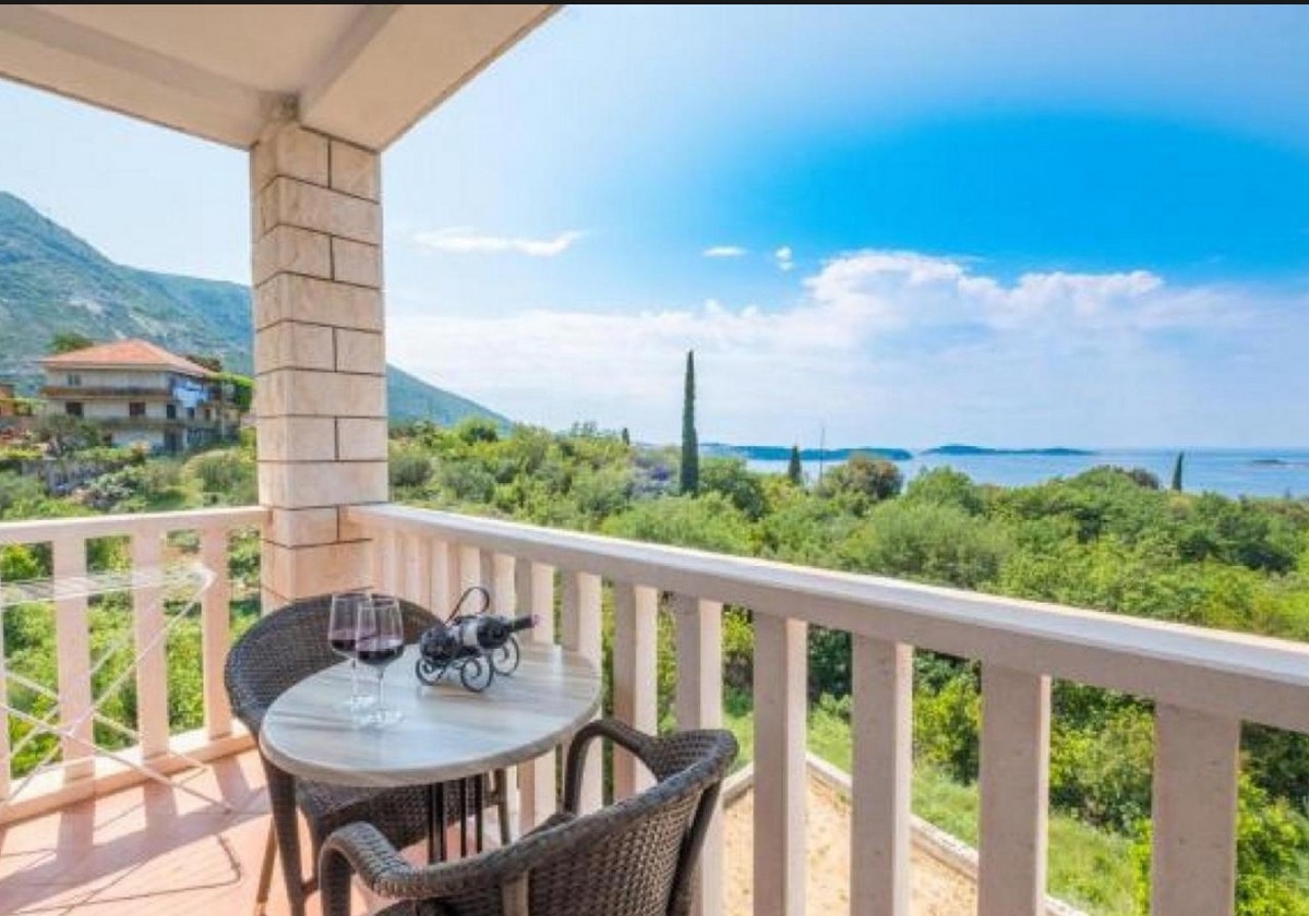 One bedroom apartment with terrace and sea view Plat, Dubrovnik  A-b