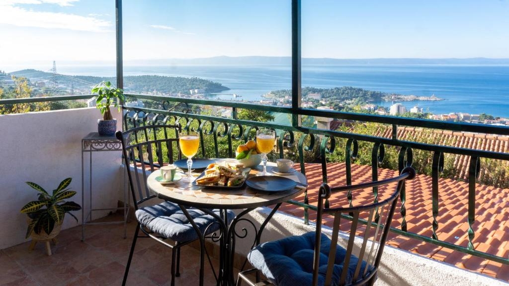 Trosobna kuća s terasom i pogledom na more Makarska  K