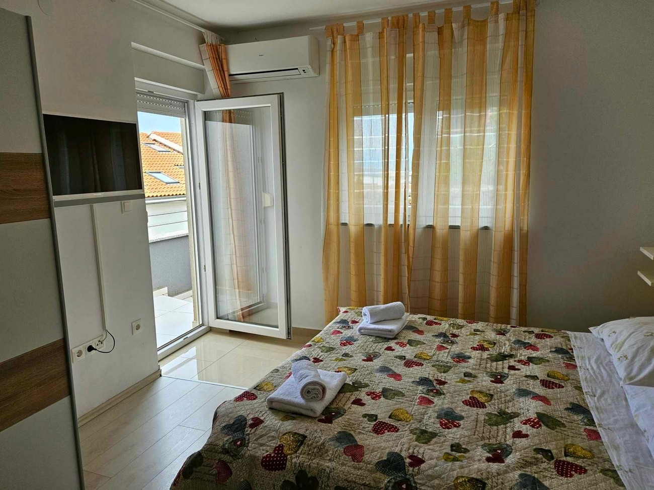 Two bedroom apartment with terrace and sea view Njivice, Krk  A-a
