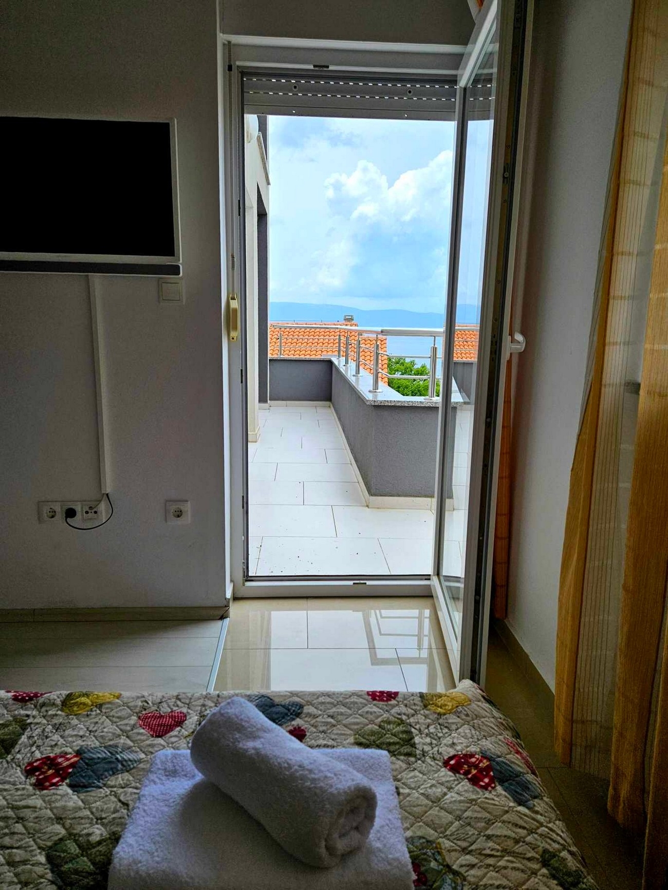 Two bedroom apartment with terrace and sea view Njivice, Krk  A-a