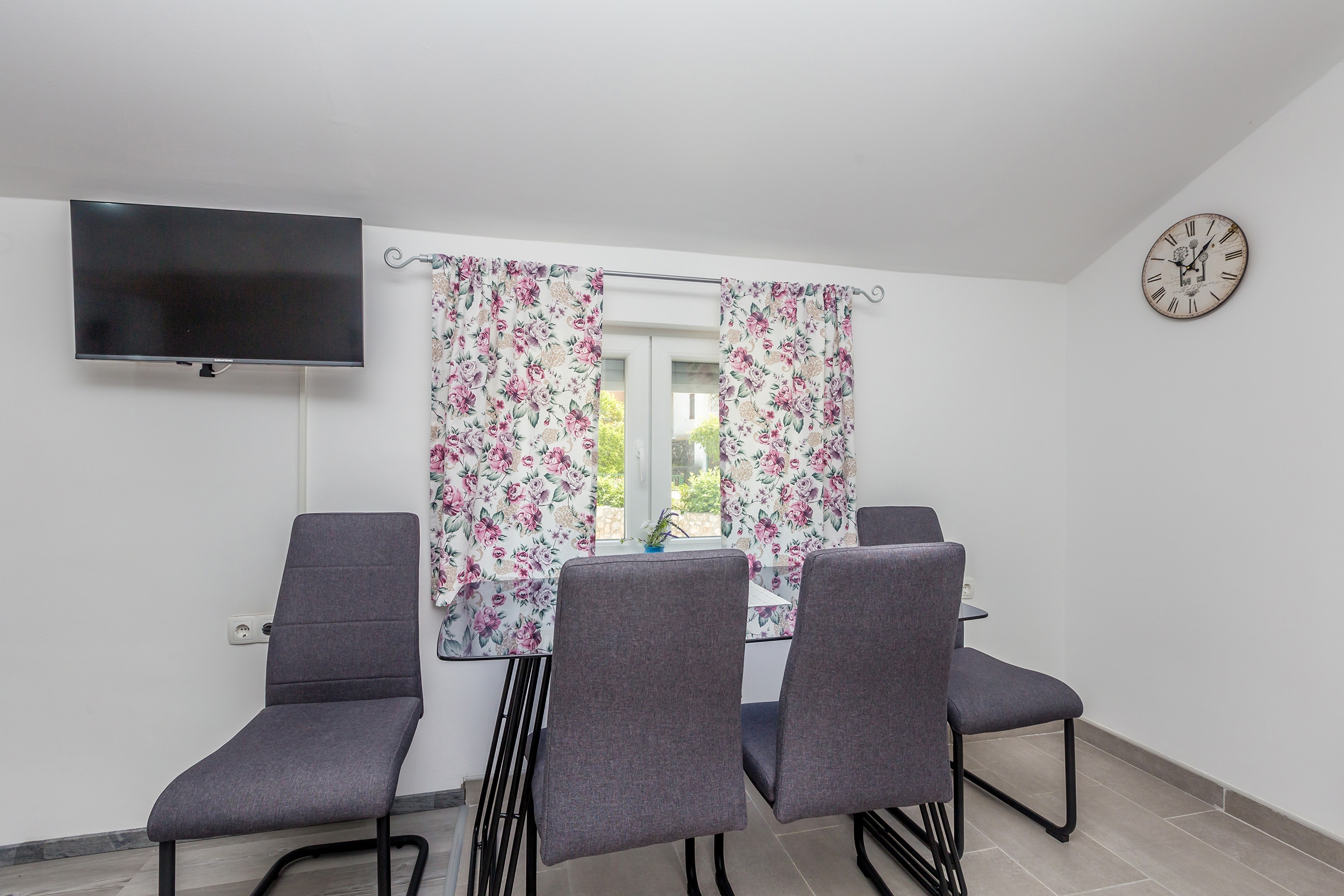 Two bedroom apartment with terrace and sea view Njivice, Krk (A-23575-a)