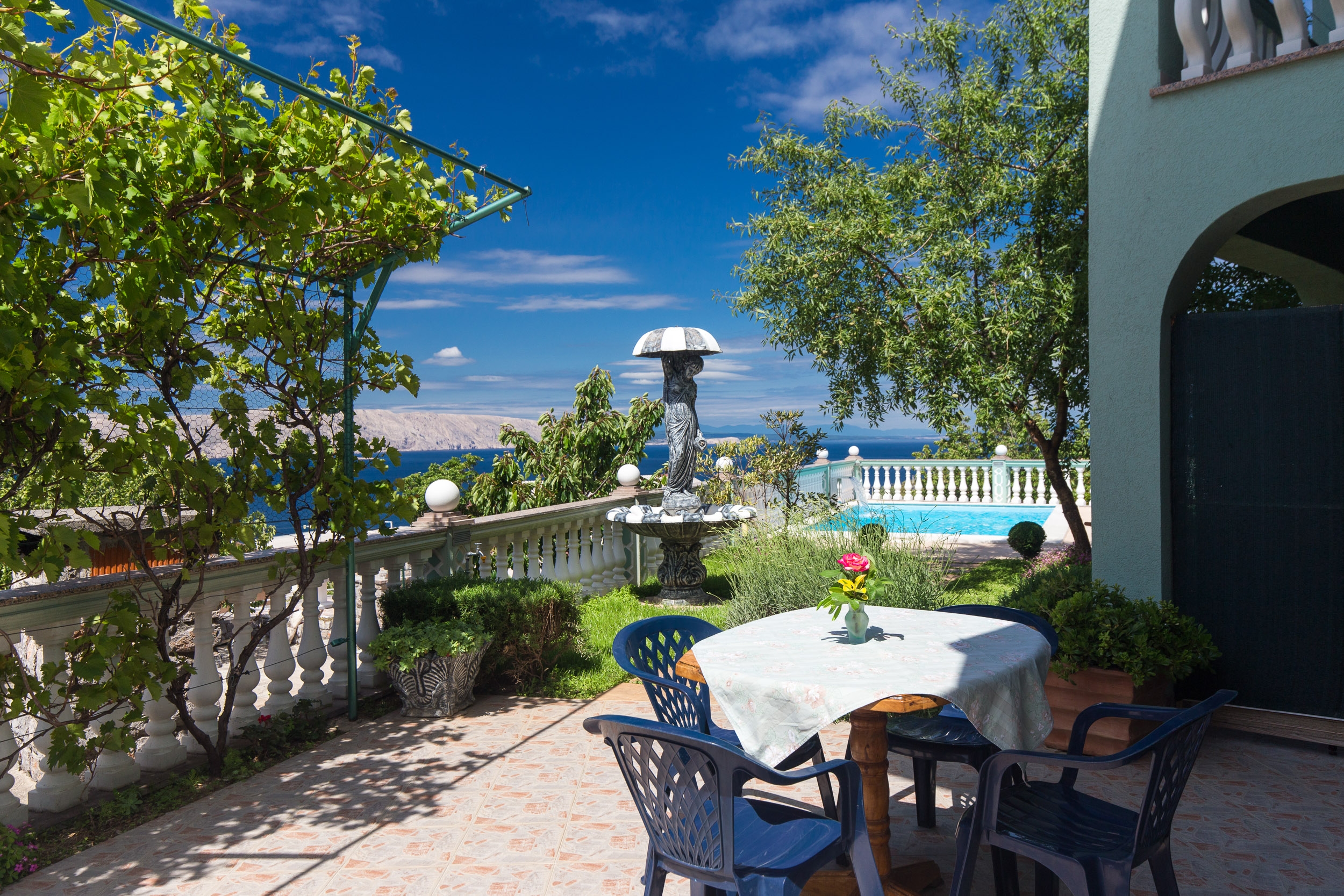 One bedroom apartment with terrace and sea view Senj (A-23592-e)