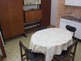 Šimuni, Sala da pranzo nell'alloggi del tipo apartment, condizionatore disponibile e WiFi.