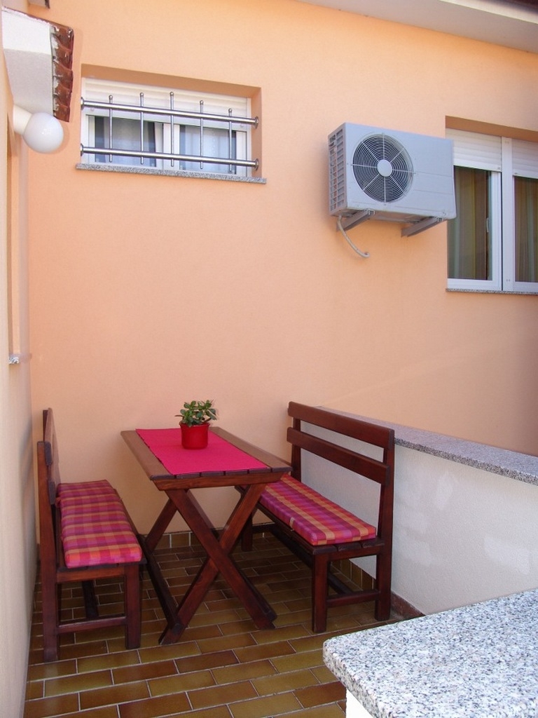 Two bedroom apartment with terrace and sea view Baška, Krk  A-b