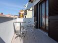 Selce, Balcony in the room, with a sea view, (pet friendly) and WiFi.