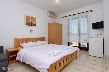 Selce, Dormitorio in the room, air condition available, (pet friendly) y WiFi.