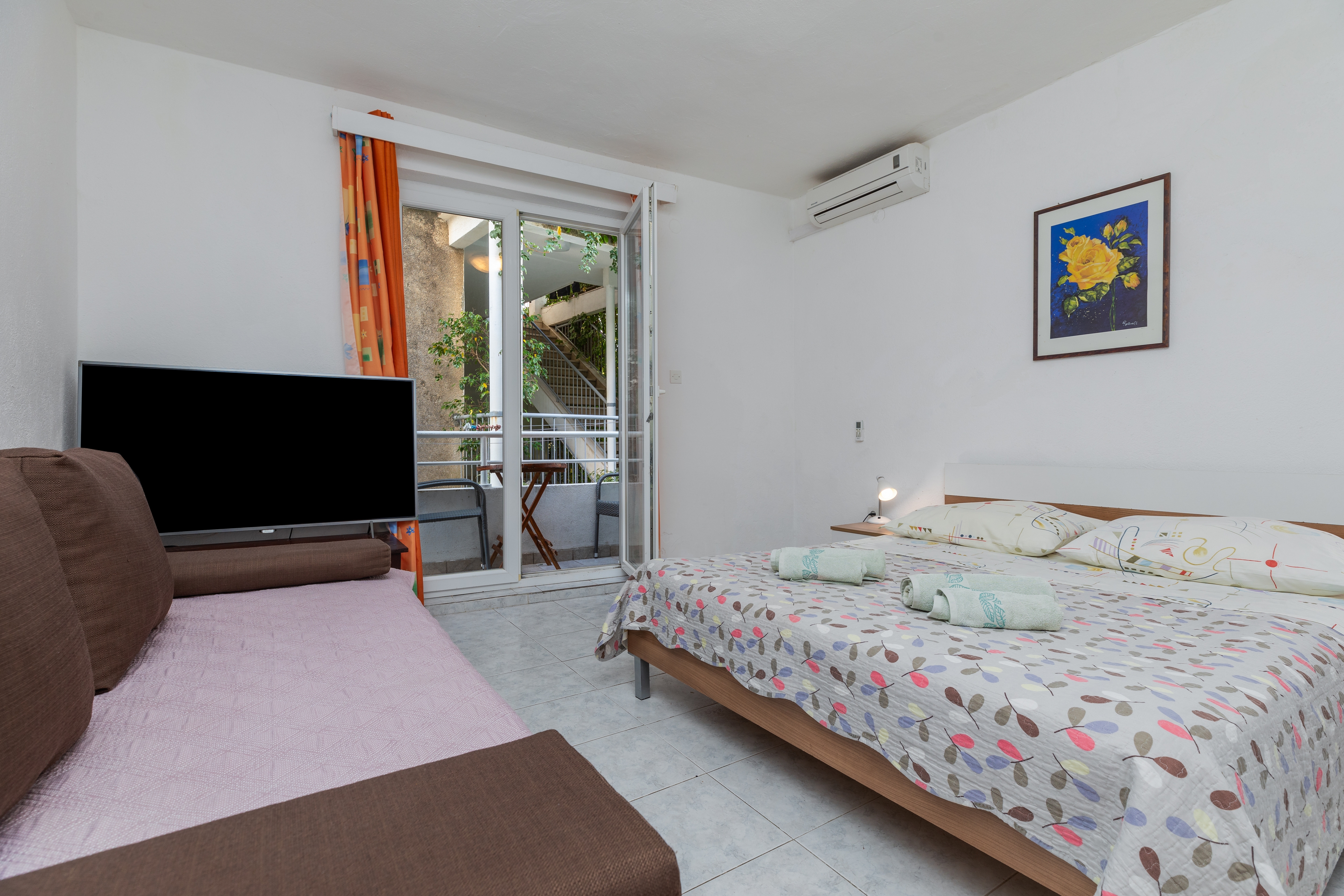 One bedroom apartment near beach Igrane, Makarska (A-23620-a)